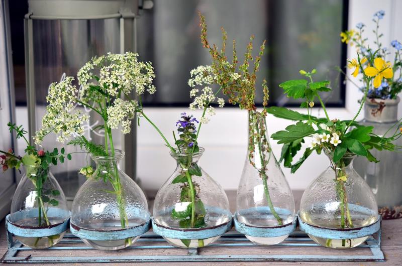  Jarrones de cristal con flores, Imagen de congerdesign en pixabay